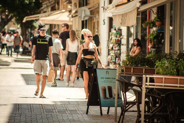 Lefkoşe Kıbrıs 04 Temmuz 2020, Kıbrıs Rum Kesimi 'nin başkenti Lefkoşe' deki büyük bir alışveriş caddesi olan Ledra Caddesi 'nde yürüyen kimliği belirsiz kişilerin görüntüsü