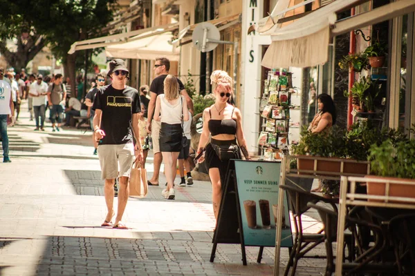 Lefkoşe Kıbrıs 04 Temmuz 2020, Kıbrıs Rum Kesimi 'nin başkenti Lefkoşe' deki büyük bir alışveriş caddesi olan Ledra Caddesi 'nde yürüyen kimliği belirsiz kişilerin görüntüsü