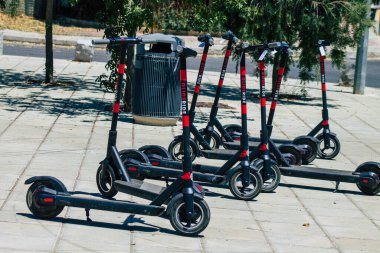 Lefkoşe Kıbrıs 04 Temmuz 2020 Kiralanacak elektrikli scooterlar, küçük bir iç yanmalı motor ve Lefkoşe, Kıbrıs sokaklarında park halindeki merkezde büyük bir güverte ile faaliyet göstermektedir.