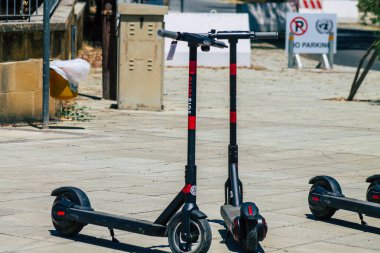 Lefkoşe Kıbrıs 04 Temmuz 2020 Kiralanacak elektrikli scooterlar, küçük bir iç yanmalı motor ve Lefkoşe, Kıbrıs sokaklarında park halindeki merkezde büyük bir güverte ile faaliyet göstermektedir.