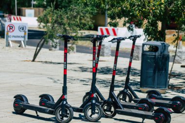 Lefkoşe Kıbrıs 04 Temmuz 2020 Kiralanacak elektrikli scooterlar, küçük bir iç yanmalı motor ve Lefkoşe, Kıbrıs sokaklarında park halindeki merkezde büyük bir güverte ile faaliyet göstermektedir.
