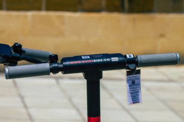 Lefkoşe Kıbrıs 04 Temmuz 2020 Kiralanacak elektrikli scooterlar, küçük bir iç yanmalı motor ve Lefkoşe, Kıbrıs sokaklarında park halindeki merkezde büyük bir güverte ile faaliyet göstermektedir.