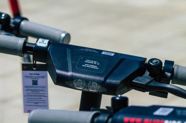 Lefkoşe Kıbrıs 04 Temmuz 2020 Kiralanacak elektrikli scooterlar, küçük bir iç yanmalı motor ve Lefkoşe, Kıbrıs sokaklarında park halindeki merkezde büyük bir güverte ile faaliyet göstermektedir.