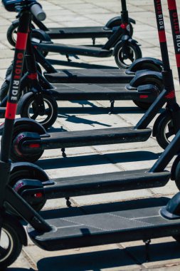 Lefkoşe Kıbrıs 04 Temmuz 2020 Kiralanacak elektrikli scooterlar, küçük bir iç yanmalı motor ve Lefkoşe, Kıbrıs sokaklarında park halindeki merkezde büyük bir güverte ile faaliyet göstermektedir.