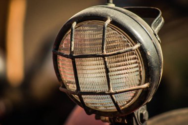 Lefkoşe Kıbrıs 04 Temmuz 2020 'de Lefkoşe' nin başkenti Lefkoşe 'ye park etmiş eski bir traktörün kapatılması