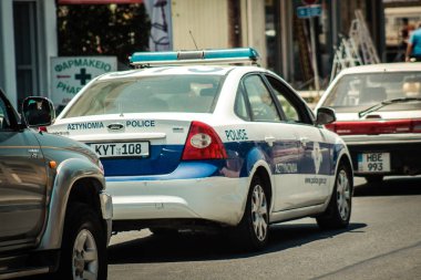 Lefkoşe Kıbrıs 04 Temmuz 2020 'de Kıbrıs Rum Kesimi' nin başkenti Lefkoşe sokaklarında geleneksel bir Kıbrıs polis arabasının görüntüsü