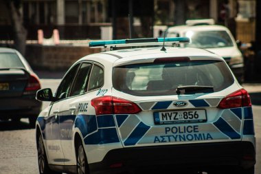 Lefkoşe Kıbrıs 04 Temmuz 2020 'de Kıbrıs Rum Kesimi' nin başkenti Lefkoşe sokaklarında geleneksel bir Kıbrıs polis arabasının görüntüsü