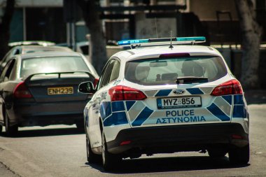 Lefkoşe Kıbrıs 04 Temmuz 2020 'de Kıbrıs Rum Kesimi' nin başkenti Lefkoşe sokaklarında geleneksel bir Kıbrıs polis arabasının görüntüsü