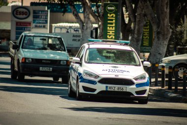 Lefkoşe Kıbrıs 04 Temmuz 2020 'de Kıbrıs Rum Kesimi' nin başkenti Lefkoşe sokaklarında geleneksel bir Kıbrıs polis arabasının görüntüsü