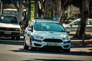 Lefkoşe Kıbrıs 04 Temmuz 2020 'de Kıbrıs Rum Kesimi' nin başkenti Lefkoşe sokaklarında geleneksel bir Kıbrıs polis arabasının görüntüsü
