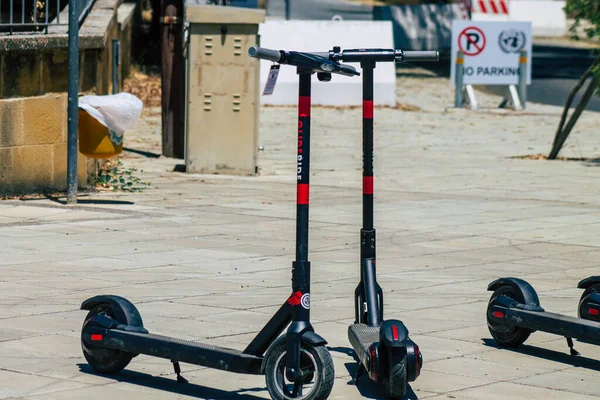 Nicosia Cyprus Juli 2020 Zicht Elektrische Scooters Huur Werkend Met — Stockfoto