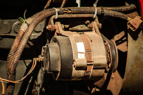 Lefkoşe Kıbrıs 04 Temmuz 2020 'de Lefkoşe' nin başkenti Lefkoşe 'ye park etmiş eski bir traktörün kapatılması