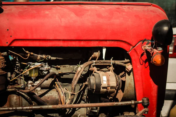 Lefkoşe Kıbrıs 04 Temmuz 2020 'de Lefkoşe' nin başkenti Lefkoşe 'ye park etmiş eski bir traktörün kapatılması