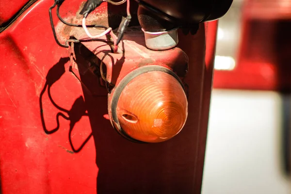 Lefkoşe Kıbrıs 04 Temmuz 2020 'de Lefkoşe' nin başkenti Lefkoşe 'ye park etmiş eski bir traktörün kapatılması