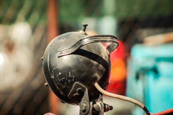 Lefkoşe Kıbrıs 04 Temmuz 2020 'de Lefkoşe' nin başkenti Lefkoşe 'ye park etmiş eski bir traktörün kapatılması