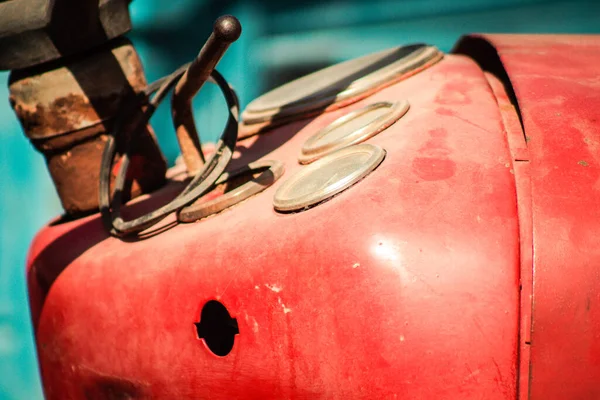 Lefkoşe Kıbrıs 04 Temmuz 2020 'de Lefkoşe' nin başkenti Lefkoşe 'ye park etmiş eski bir traktörün kapatılması