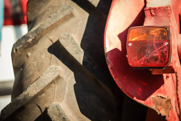 Lefkoşe Kıbrıs 04 Temmuz 2020 'de Lefkoşe' nin başkenti Lefkoşe 'ye park etmiş eski bir traktörün kapatılması