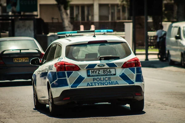 Lefkoşe Kıbrıs 04 Temmuz 2020 'de Kıbrıs Rum Kesimi' nin başkenti Lefkoşe sokaklarında geleneksel bir Kıbrıs polis arabasının görüntüsü