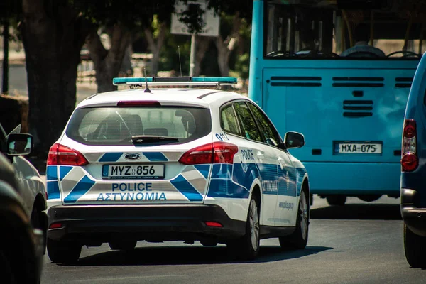 塞浦路斯尼科西亚2020年7月4日看到一辆传统的塞浦路斯警车在塞浦路斯首都尼科西亚街道上行驶 — 图库照片