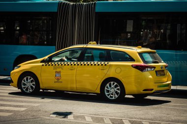 Budapeşte Macaristan 11 Temmuz 2020 Budapeşte 'nin başkenti ve Macaristan' ın en kalabalık şehri olan Budapeşte sokaklarında seyahat eden yolcular için geleneksel sarı bir Macar taksisine bakınız.