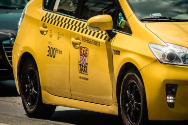 Budapeşte Macaristan 11 Temmuz 2020 Budapeşte 'nin başkenti ve Macaristan' ın en kalabalık şehri olan Budapeşte sokaklarında seyahat eden yolcular için geleneksel sarı bir Macar taksisine bakınız.