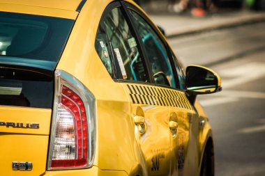 Budapeşte Macaristan 11 Temmuz 2020 Budapeşte 'nin başkenti ve Macaristan' ın en kalabalık şehri olan Budapeşte sokaklarında seyahat eden yolcular için geleneksel sarı bir Macar taksisine bakınız.