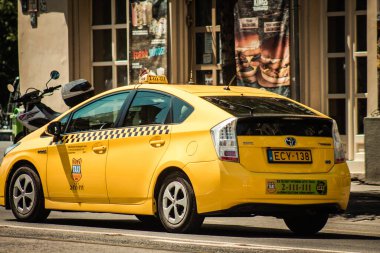 Budapeşte Macaristan 11 Temmuz 2020 Budapeşte 'nin başkenti ve Macaristan' ın en kalabalık şehri olan Budapeşte sokaklarında seyahat eden yolcular için geleneksel sarı bir Macar taksisine bakınız.