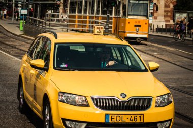 Budapeşte Macaristan 11 Temmuz 2020 Budapeşte 'nin başkenti ve Macaristan' ın en kalabalık şehri olan Budapeşte sokaklarında seyahat eden yolcular için geleneksel sarı bir Macar taksisine bakınız.