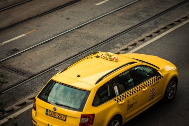 Budapeşte Macaristan 11 Temmuz 2020 Budapeşte 'nin başkenti ve Macaristan' ın en kalabalık şehri olan Budapeşte sokaklarında seyahat eden yolcular için geleneksel sarı bir Macar taksisine bakınız.