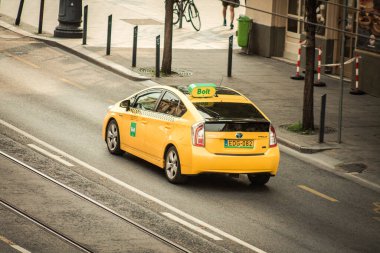 Budapeşte Macaristan 11 Temmuz 2020 Budapeşte 'nin başkenti ve Macaristan' ın en kalabalık şehri olan Budapeşte sokaklarında seyahat eden yolcular için geleneksel sarı bir Macar taksisine bakınız.