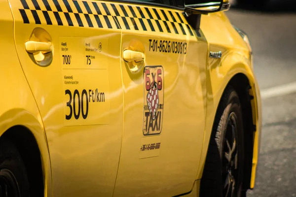 Budapest Hungary July 2020 View Traditional Yellow Hungarian Taxi Passengers — Stock Photo, Image