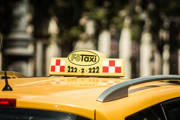 Budapest Hungary July 2020 View Traditional Yellow Hungarian Taxi Passengers — стоковое фото