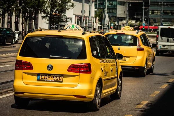 Budapest Hungary July 2020 View Traditional Yellow Hungarian Taxi Passengers — Stock Photo, Image