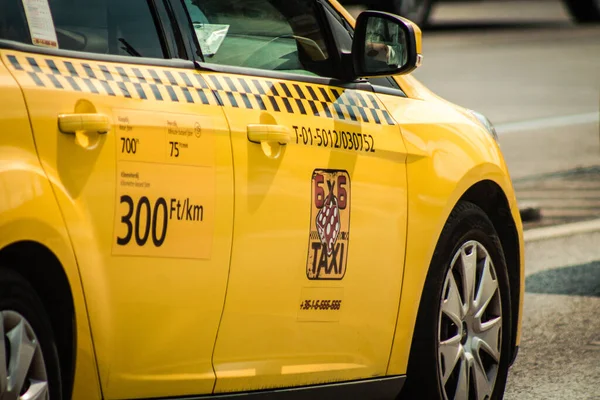 Budapeste Hungria Julho 2020 Vista Táxi Húngaro Amarelo Tradicional Para — Fotografia de Stock