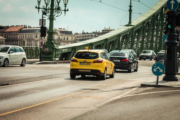 Budapeste Hungria Julho 2020 Vista Táxi Húngaro Amarelo Tradicional Para — Fotografia de Stock