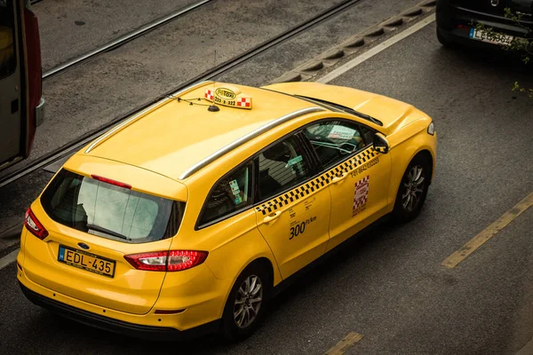 Budapest Magyarország Július 2020 Egy Hagyományos Sárga Magyar Taxi Megtekintése — Stock Fotó