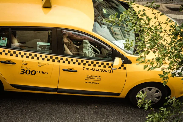 Budapeszt Węgry Lipca 2020 Widok Tradycyjnej Żółtej Węgierskiej Taksówki Dla — Zdjęcie stockowe