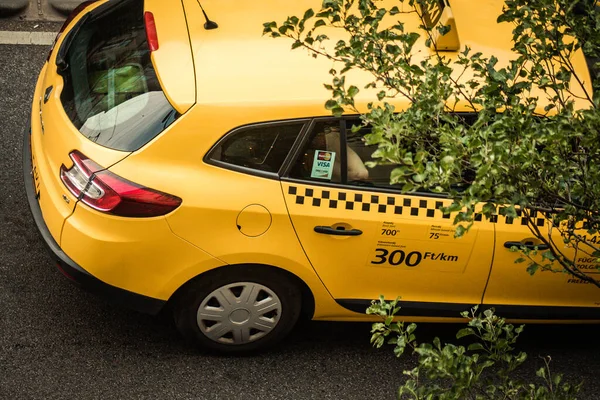 Budapest Magyarország Július 2020 Egy Hagyományos Sárga Magyar Taxi Megtekintése — Stock Fotó