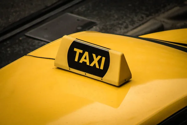 匈牙利布达佩斯 2020年7月11日匈牙利首都布达佩斯和匈牙利人口最多的城市的传统黄色出租车的景观 — 图库照片