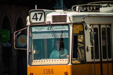 Budapeşte Macaristan 11 Temmuz 2020 Macaristan 'ın başkenti Budapeşte' nin sokaklarında ve toplu taşıma sisteminde seyahat eden yolcular için geleneksel bir Macar elektrikli tramvayı manzarası