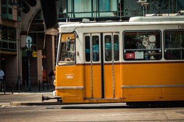 Budapeşte Macaristan 11 Temmuz 2020 Macaristan 'ın başkenti Budapeşte' nin sokaklarında ve toplu taşıma sisteminde seyahat eden yolcular için geleneksel bir Macar elektrikli tramvayı manzarası