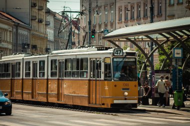 Budapeşte Macaristan 11 Temmuz 2020 Macaristan 'ın başkenti Budapeşte' nin sokaklarında ve toplu taşıma sisteminde seyahat eden yolcular için geleneksel bir Macar elektrikli tramvayı manzarası