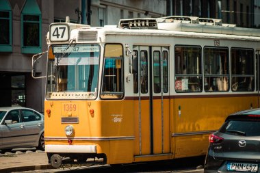 Budapeşte Macaristan 11 Temmuz 2020 Macaristan 'ın başkenti Budapeşte' nin sokaklarında ve toplu taşıma sisteminde seyahat eden yolcular için geleneksel bir Macar elektrikli tramvayı manzarası