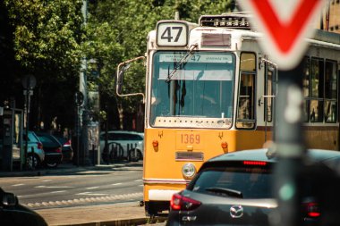 Budapeşte Macaristan 11 Temmuz 2020 Macaristan 'ın başkenti Budapeşte' nin sokaklarında ve toplu taşıma sisteminde seyahat eden yolcular için geleneksel bir Macar elektrikli tramvayı manzarası