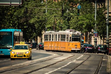 Budapeşte Macaristan 11 Temmuz 2020 Macaristan 'ın başkenti Budapeşte' nin sokaklarında ve toplu taşıma sisteminde seyahat eden yolcular için geleneksel bir Macar elektrikli tramvayı manzarası