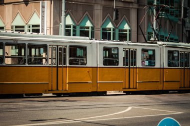 Budapeşte Macaristan 11 Temmuz 2020 Macaristan 'ın başkenti Budapeşte' nin sokaklarında ve toplu taşıma sisteminde seyahat eden yolcular için geleneksel bir Macar elektrikli tramvayı manzarası