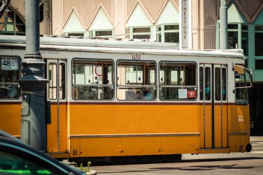 Budapeşte Macaristan 11 Temmuz 2020 Macaristan 'ın başkenti Budapeşte' nin sokaklarında ve toplu taşıma sisteminde seyahat eden yolcular için geleneksel bir Macar elektrikli tramvayı manzarası
