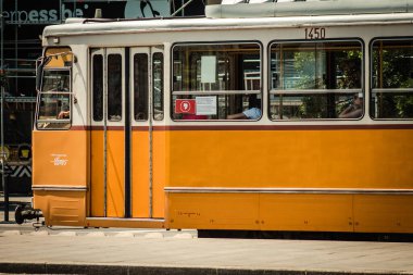 Budapeşte Macaristan 11 Temmuz 2020 Macaristan 'ın başkenti Budapeşte' nin sokaklarında ve toplu taşıma sisteminde seyahat eden yolcular için geleneksel bir Macar elektrikli tramvayı manzarası