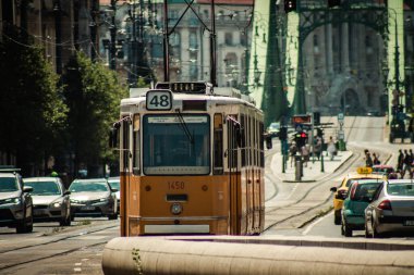 Budapeşte Macaristan 11 Temmuz 2020 Macaristan 'ın başkenti Budapeşte' nin sokaklarında ve toplu taşıma sisteminde seyahat eden yolcular için geleneksel bir Macar elektrikli tramvayı manzarası