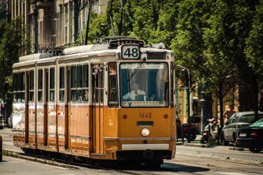 Budapeşte Macaristan 11 Temmuz 2020 Macaristan 'ın başkenti Budapeşte' nin sokaklarında ve toplu taşıma sisteminde seyahat eden yolcular için geleneksel bir Macar elektrikli tramvayı manzarası